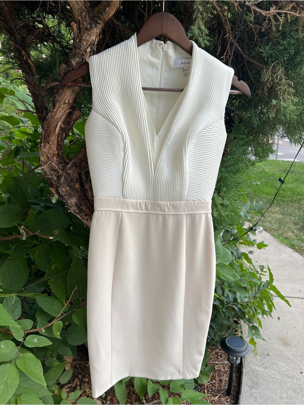 Reiss Lourdes Ivory Pintuck V Neck Sheath Pencil Dress US 2 Cocktail Bridal - Picture 2 of 6